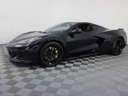 Used 2025 Chevrolet Corvette Z06 RWD image 3
