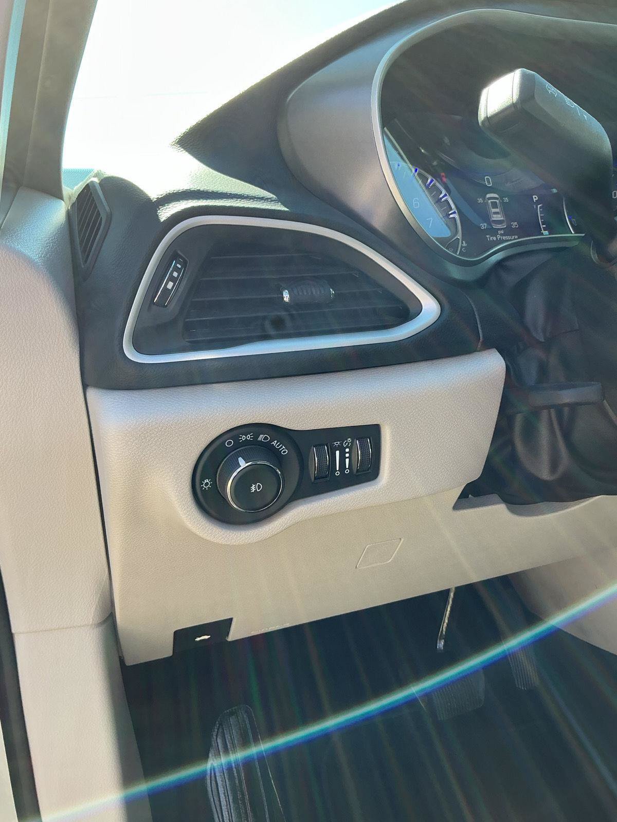Used 2024 Chrysler Pacifica Touring-L FWD image 16