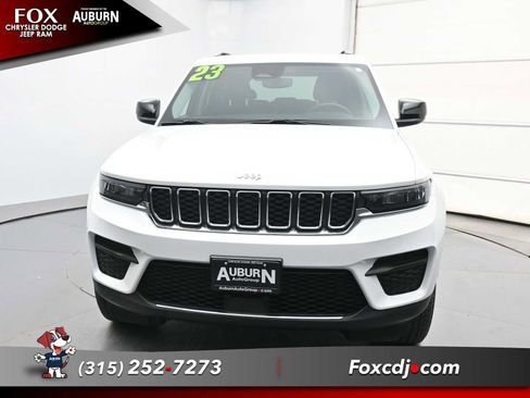 Used 2023 Jeep Grand Cherokee Laredo w/ Luxury Tech Group I AWD/4WD image 3
