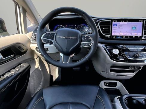 Used 2024 Chrysler Pacifica Touring-L FWD image 10