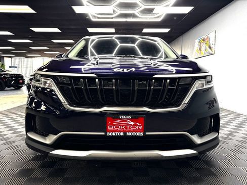 Used 2024 Kia Carnival LX image 3