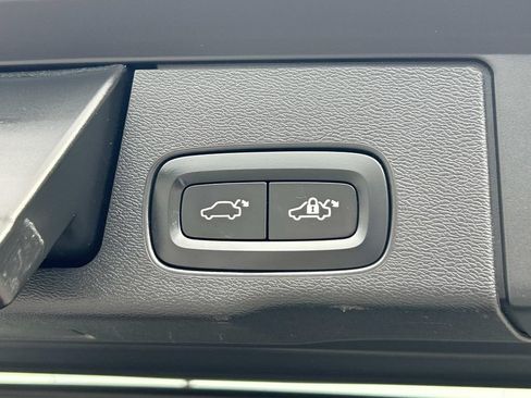 Used 2019 Volvo XC60 T5 Momentum w/ Multimedia Package AWD/4WD image 17