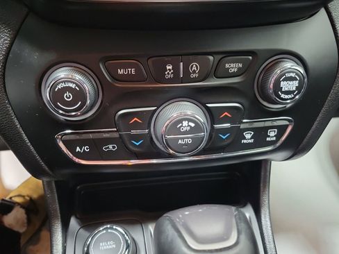 Used 2019 Jeep Cherokee Limited image 45