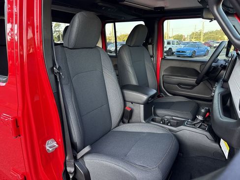 New 2025 Jeep Gladiator Sport image 25