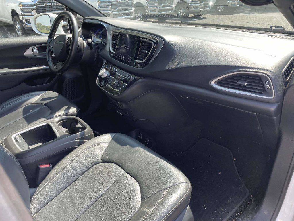 Used 2020 Chrysler Pacifica Touring-L Plus w/ S Appearance Package FWD image 10