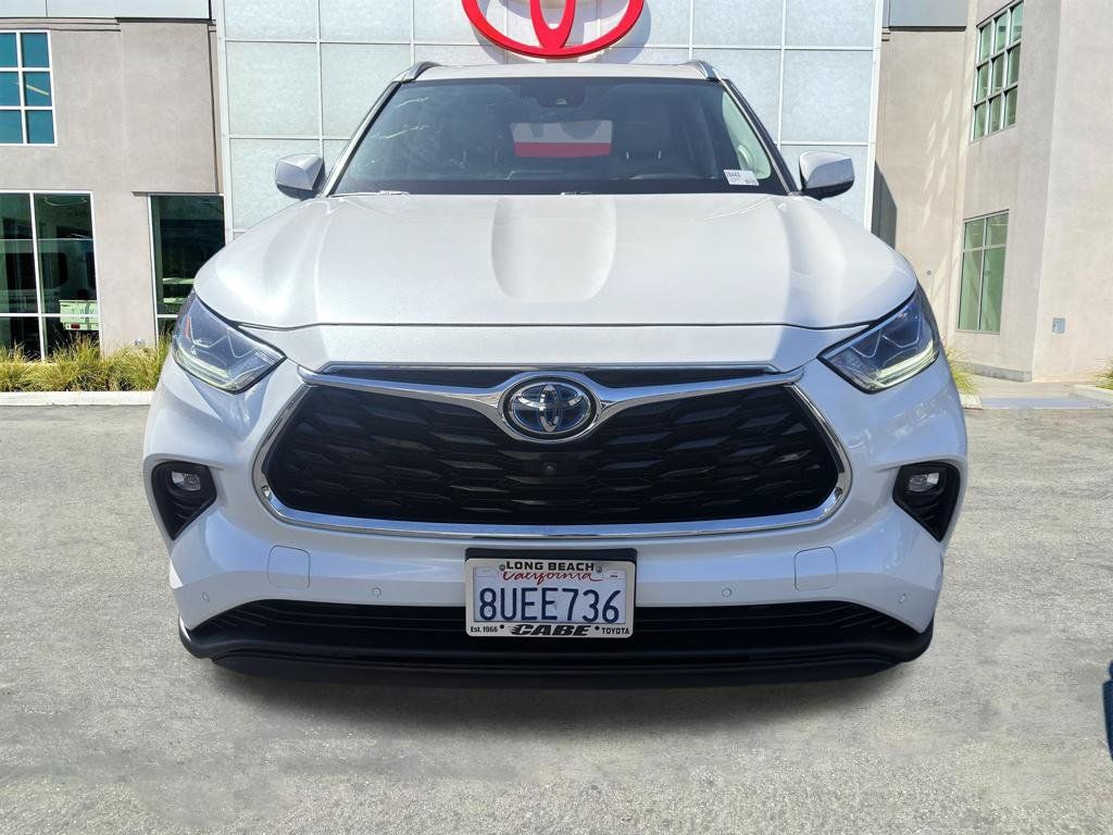 Used 2021 Toyota Highlander Limited FWD image 2