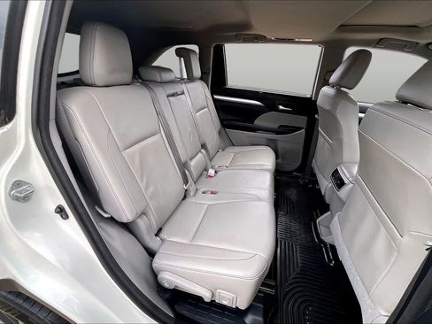Used 2018 Toyota Highlander XLE FWD image 17