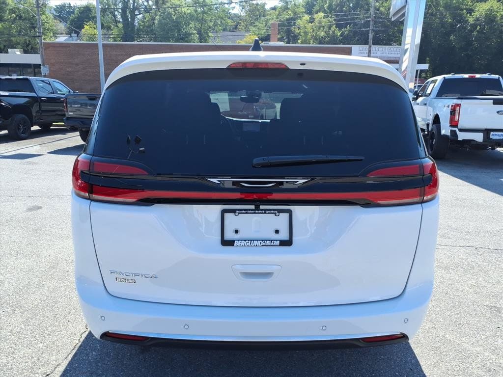 New 2027 Chrysler Pacifica Select FWD image 5