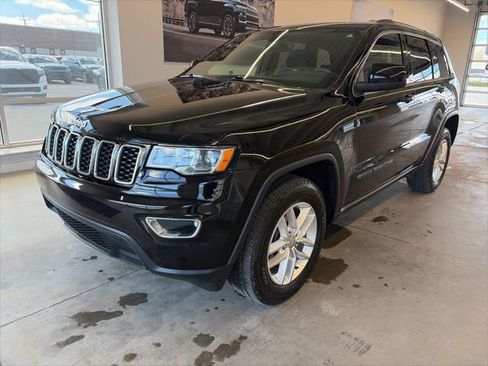 Used 2018 Jeep Grand Cherokee Laredo image 1