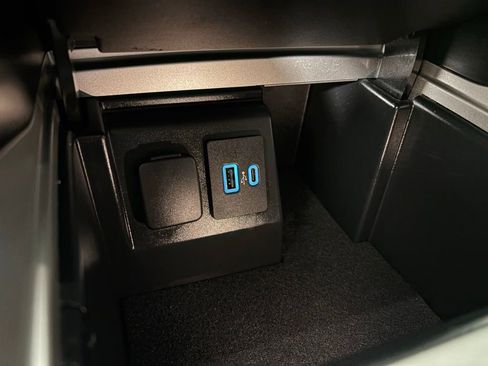 Used 2022 Ford Explorer Platinum w/ Premium Technology Package image 34