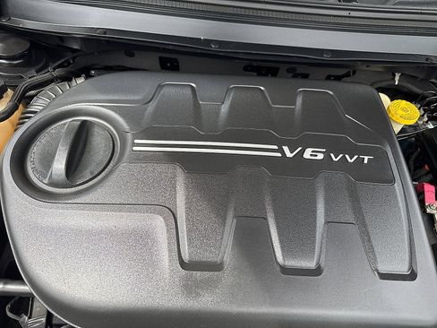 Used 2016 Jeep Cherokee Overland w/ Technology Group AWD/4WD image 6