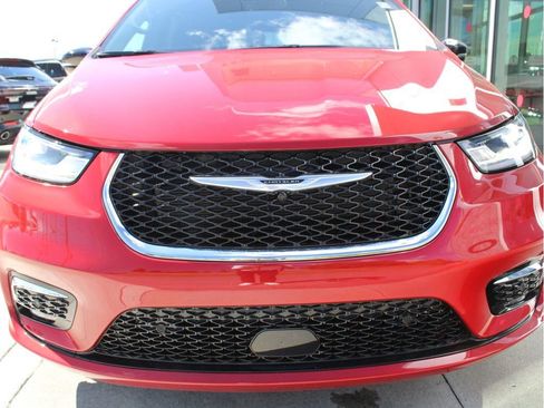 New 2026 Chrysler Pacifica Select image 2