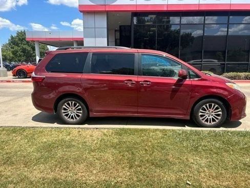 Used 2020 Toyota Sienna XLE FWD image 2