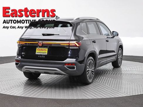 Used 2025 Volkswagen Taos SE FWD image 5