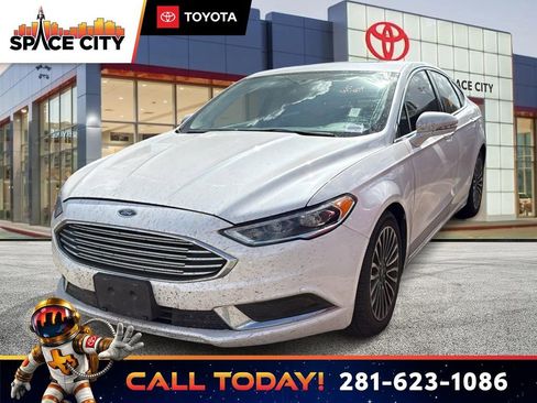 Used 2018 Ford Fusion SE w/ Fusion SE Technology Package FWD image 1
