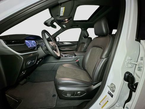 New 2025 Jeep Grand Cherokee Altitude image 14