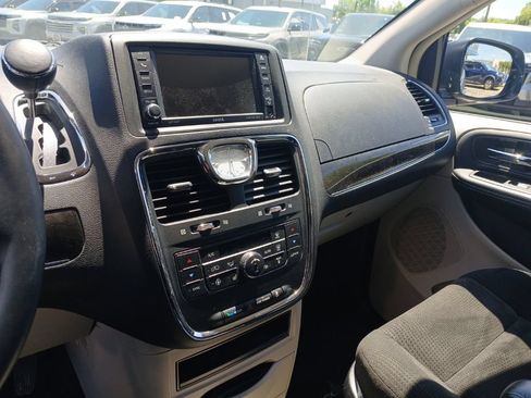 Used 2016 Chrysler Town & Country Touring w/ Driver Convenience Group FWD image 19
