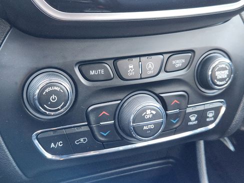 Used 2019 Jeep Cherokee Limited image 27