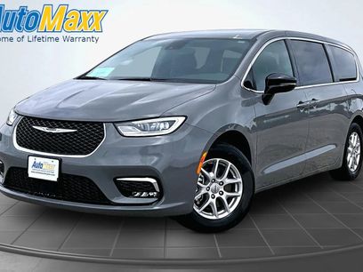 Used 2025 Chrysler Pacifica Select