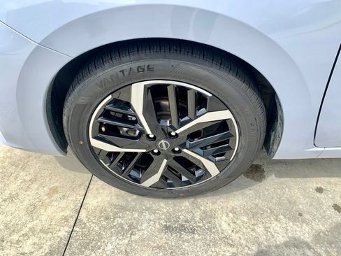 Used 2025 Nissan Versa SR FWD image 9