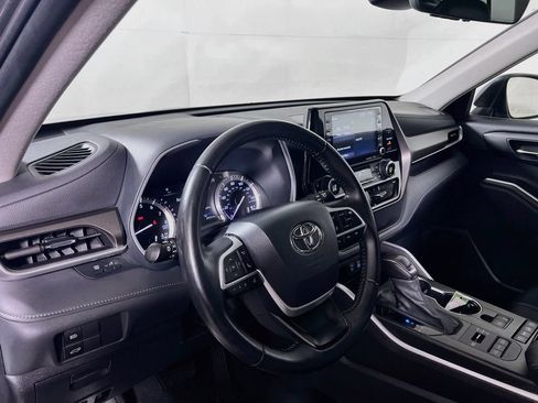 Used 2022 Toyota Highlander XLE AWD/4WD image 9