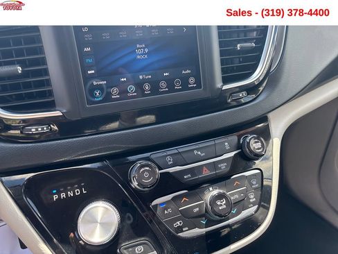 Used 2020 Chrysler Pacifica Touring-L FWD image 16