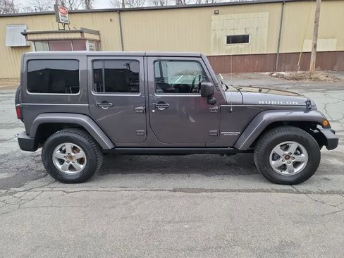 Used 2017 Jeep Wrangler Unlimited Rubicon w/ Connectivity Group AWD/4WD image 4