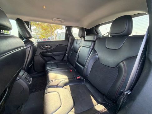 Used 2019 Jeep Cherokee Trailhawk w/ Trailer Tow Group AWD/4WD image 9