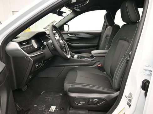 Used 2025 Jeep Grand Cherokee Laredo image 11