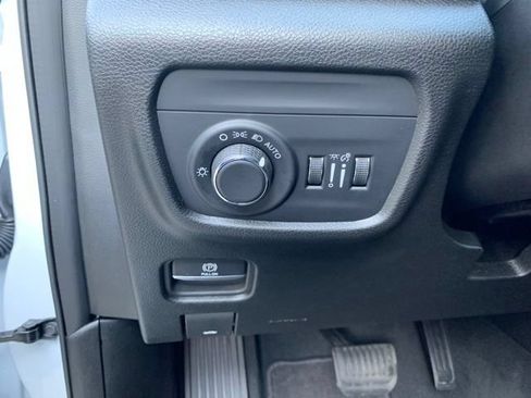 Used 2025 Jeep Grand Cherokee Altitude AWD/4WD image 23