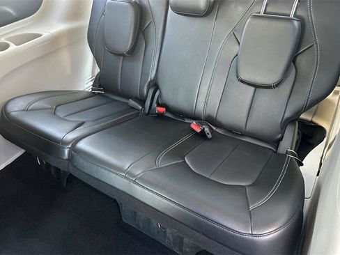 Used 2024 Chrysler Pacifica Touring-L image 15