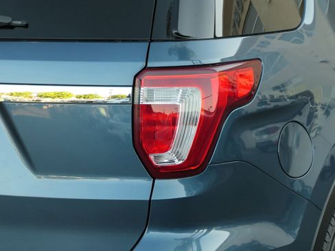 Used 2018 Ford Explorer XLT image 5