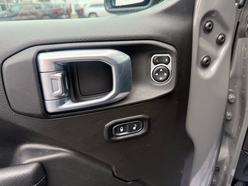 Used 2022 Jeep Gladiator Willys image 11