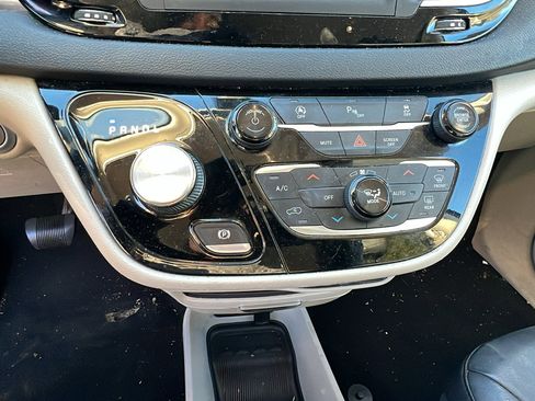 Used 2020 Chrysler Pacifica Touring-L image 33