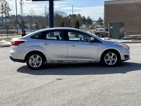 Used 2018 Ford Focus SE image 4