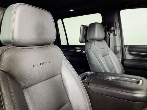 Used 2021 GMC Yukon XL Denali w/ Denali Premium Package AWD/4WD image 11