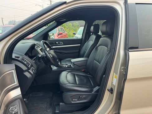 Used 2017 Ford Explorer XLT w/ Equipment Group 202A AWD/4WD image 12