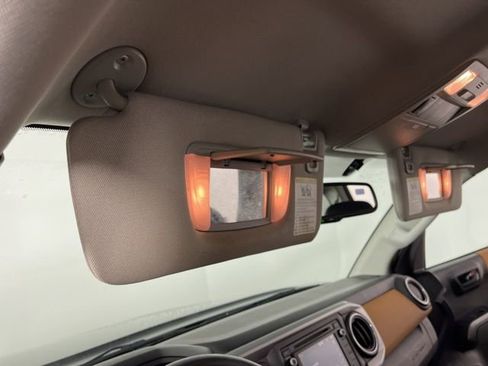 Used 2017 Toyota Tacoma SR5 image 36