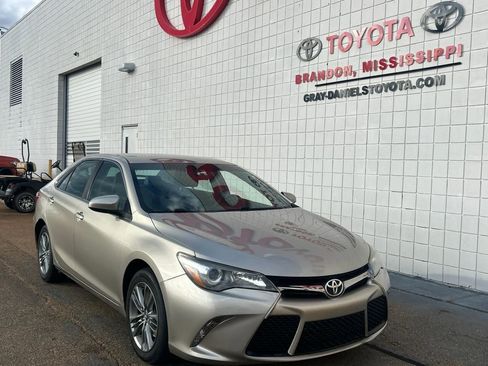 Used 2016 Toyota Camry SE image 3