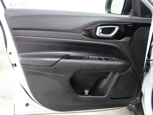 Used 2025 Jeep Compass Trailhawk AWD/4WD image 19