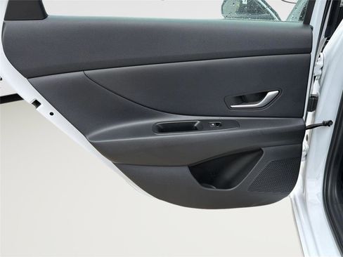 Used 2025 Hyundai Elantra SE FWD image 22