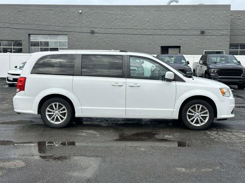 Used 2019 Dodge Grand Caravan SXT image 2