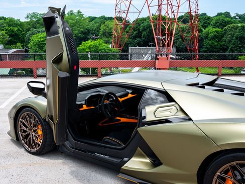 Used 2025 Lamborghini Revuelto AWD/4WD image 19