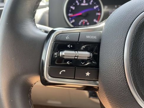 Used 2023 Kia Carnival LX FWD image 24