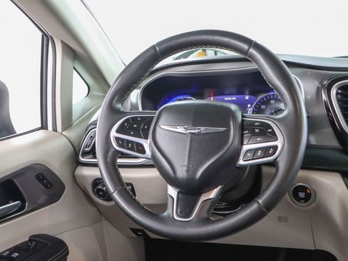 Used 2023 Chrysler Pacifica Touring-L FWD image 12