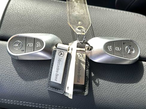 Used 2025 Mercedes-Benz GLC 300 image 27