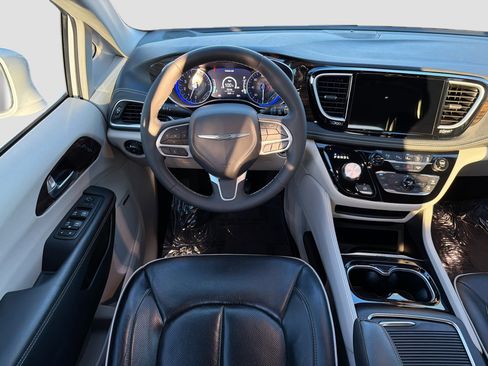 Used 2022 Chrysler Pacifica Limited image 17
