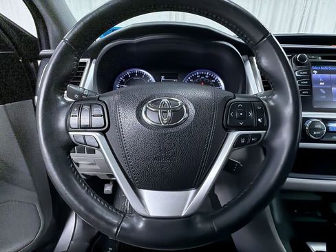 Used 2019 Toyota Highlander XLE image 28
