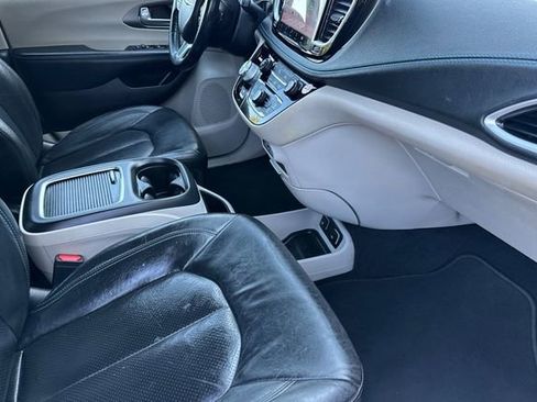 Used 2021 Chrysler Pacifica Touring-L FWD image 20