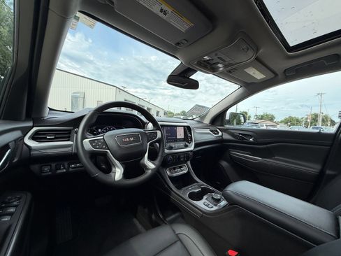 Used 2023 GMC Acadia SLT w/ Technology Package AWD/4WD image 17